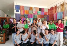 Bangun Usaha Bersama Melalui Rumah Tenun 