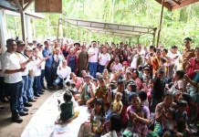 Bupati dan Ketua PKK Salurkan Bantuan Korban Bencana