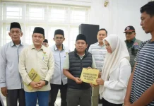 Syukri Serahkan Santunan BAZNAS kepada Ahli Waris Korban