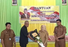 Mukhtarudin Serahkan Ambulans Aspirasi untuk Warga Kelurahan Raja