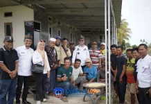 Pemda Kolaka Serahan Bantuan Pupuk dan Kartu Beramal Petani