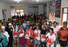 Ketua TP PKK Tapteng Berbagi Paket Sembako