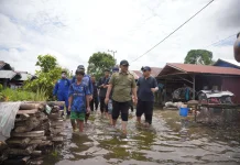 Bupati HST Salurkan Bantuan, Banjir Lumpuhkan Aktivitas Warga