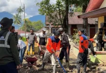 Gotong Royong Massal Bersihkan Maninjau Pasca Longsor Berulang