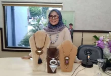 Merangkai Bebatuan Kalimantan Menjadi Perhiasan Bernilai Seni Tinggi