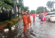 Petugas DKI Sigap Tangani Genangan Banjir