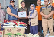 BPBD Sulsel Serahkan Bantuan Logistik Ke Pengungsi Banjir