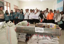 Pemkab Toba Serahkan Bantuan Korban Bencana Tapteng