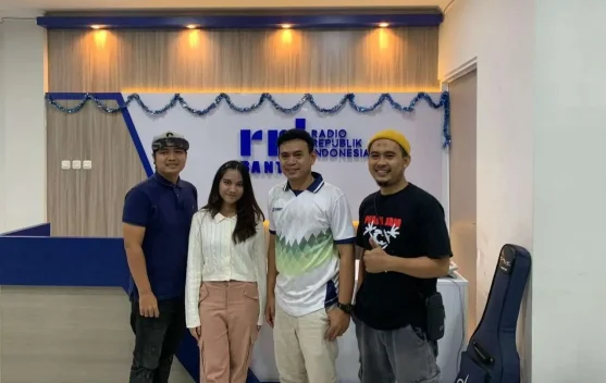 Merah Tua Produksi Lagu Secara Mandiri