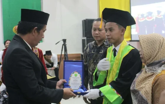 Sempat Terkendala Biaya, Perjalanan Satria Jadi Wisudawan Terbaik