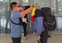 Enos Pulang dan Disambut Hangat di Kampung Halamannya