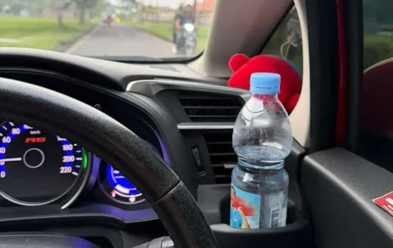 Air Minum Dingin dari Kulkas atau AC Mobil?