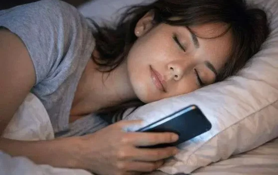 Tidur Berdekatan dengan Ponsel, Ancaman Tersembunyi bagi Kesehatan