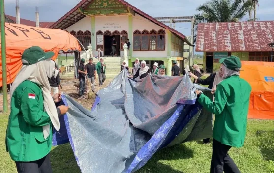 Mahasiswa KKN Unimal Bersihkan Meunasah Pascabanjir