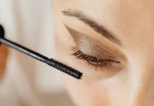 Pentingnya Bersihkan Maskara Sebelum Tidur