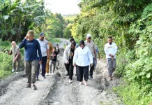 Jalan Rusak Dataran Bulan Ditinjau Wabup Touna