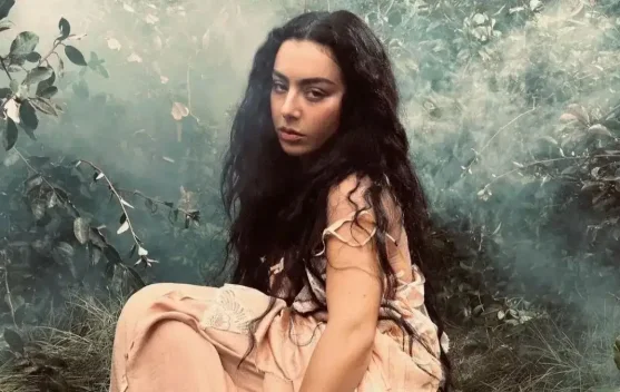 Charli XCX Rilis Single “Wall Of Sound”