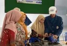 Mahasiswa Unair Ajari Warga Olah Limbah Kayu jadi Briket