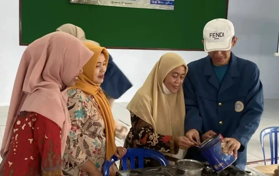 Mahasiswa Unair Ajari Warga Olah Limbah Kayu jadi Briket