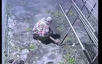 Seorang Pria Terekam Kamera CCTV Curi Perkakas Warga 